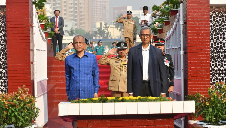 পুলিশ স্মৃতিসৌধে স্বরাষ্ট্র উপদেষ্টার শ্রদ্ধা