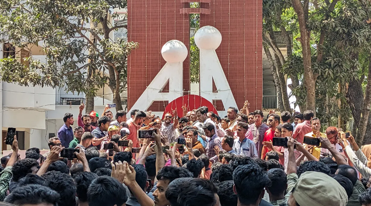 মিরসরাইয়ে ১৪৪ ধারা ভেঙে শহীদ মিনারে বিএনপি নেতাকর্মীরা
