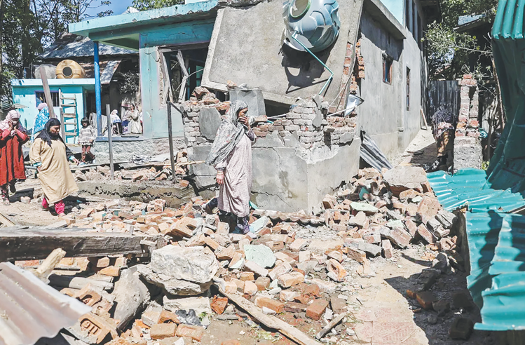 বাড়ি হারিয়ে অসহায় কাশ্মীরিদের আর্তনাদ