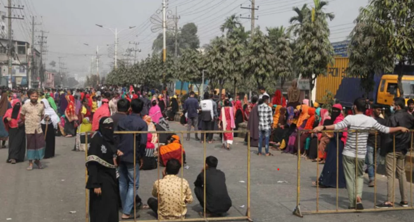চট্টগ্রামে বকেয়া বেতন পরিশোধ ও মজুরি বৃদ্ধির দাবিতে সড়ক অবরোধ