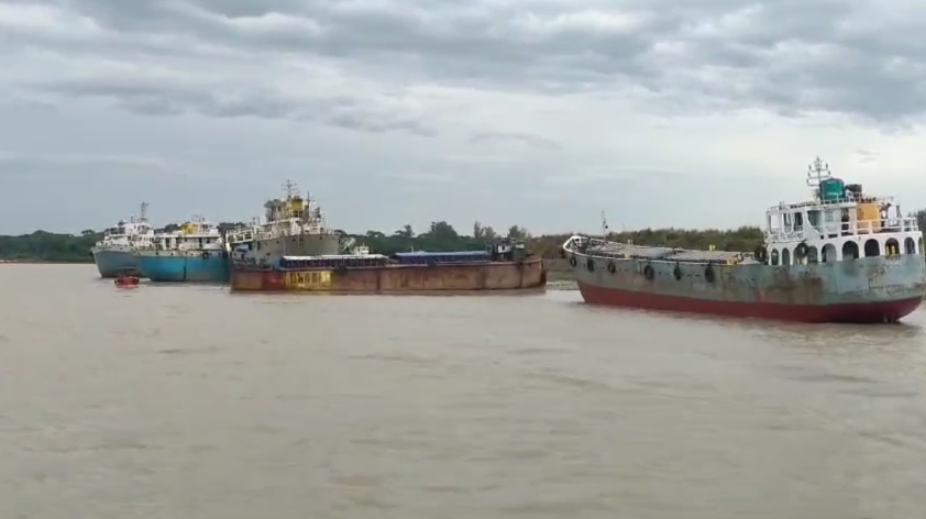 বাণিজ্যিক জাহাজে ডাকাতি ৫০ লাখ টাকার মালামাল লুট