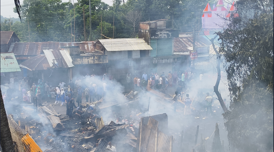 আগুনে ক্ষতিগ্রস্তদের আর্থিক সহায়তা দিল মহালছড়ি উপজেলা প্রশাসন