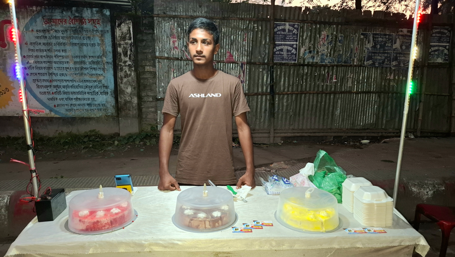 দিনের বেলা ক্লাসরুমে, রাতে ফুটপাতে কেক বিক্রি সিয়াম সাদিকের