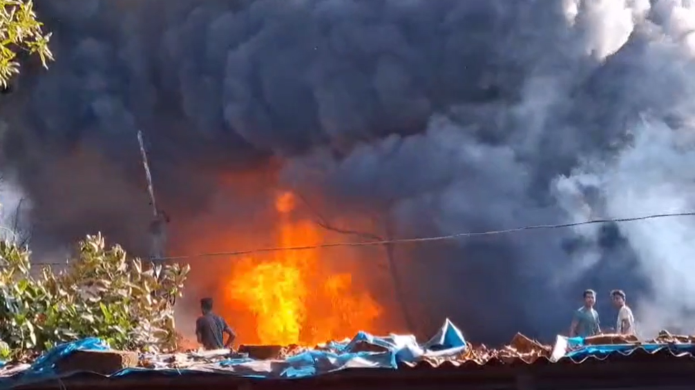 গাজীপুর কয়েল কারখানায় আগুন, ৭ ইউনিট কাজ করছে