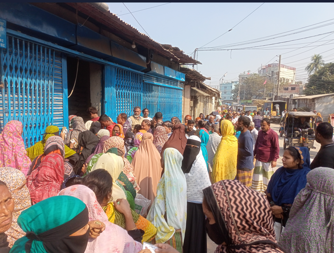 সৈয়দপুরে সারাদিন লাইনে দাঁড়িয়ে থেকেও মিলছেনা টিসিবির পণ্য