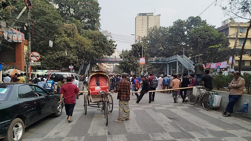 তিতুমীর কলেজ ‘শাটডাউন’,মহাখালী-গুলশান সড়ক অবরোধ