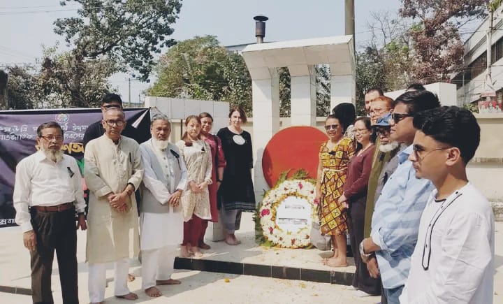 মাতৃভাষা দিবসে কক্সবাজারে বিদেশিদের কবিতা আবৃত্তি