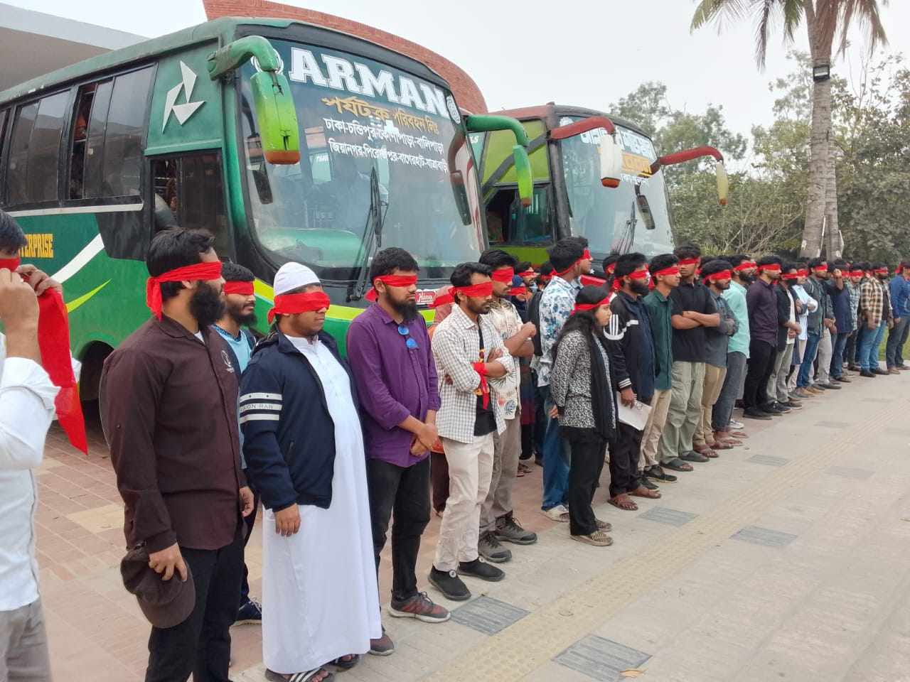 ৬দফা দাবিতে প্রধান উপদেষ্টার নিকট স্মারকলিপি প্রদানে কুয়েট শিক্ষার্থীদের ঢাকা যাত্রা