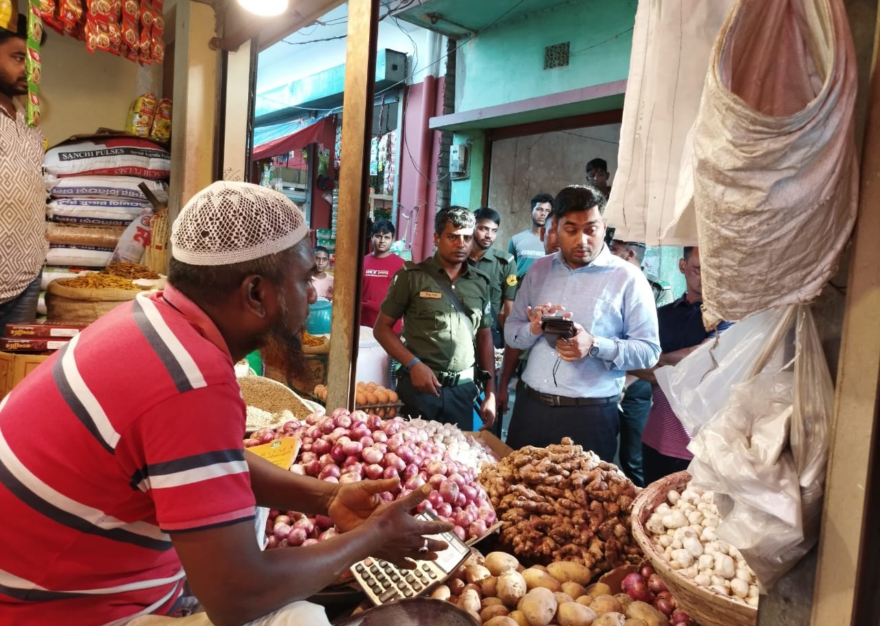 আড়াইহাজারে ভ্রাম্যমান আদালতের অভিযানে ১০ দোকানীকে অর্থদন্ড