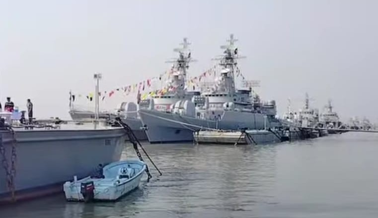 স্বাধীনতা দিবসে মোংলায় দর্শনার্থীদের জন্য উন্মুক্ত দুইটি যুদ্ধজাহাজ