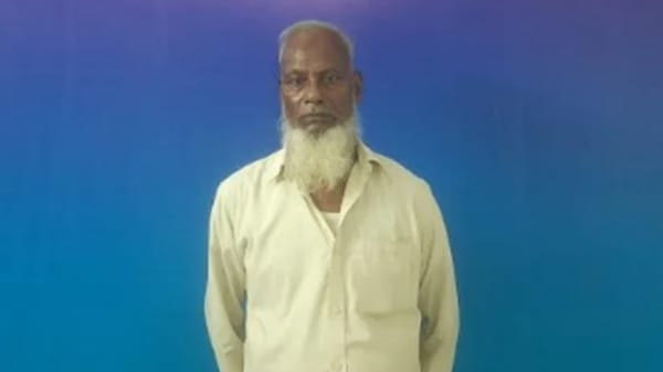পায়ুপথে হেরোইন বহনের দায়ে বৃদ্ধ গ্রেফতার