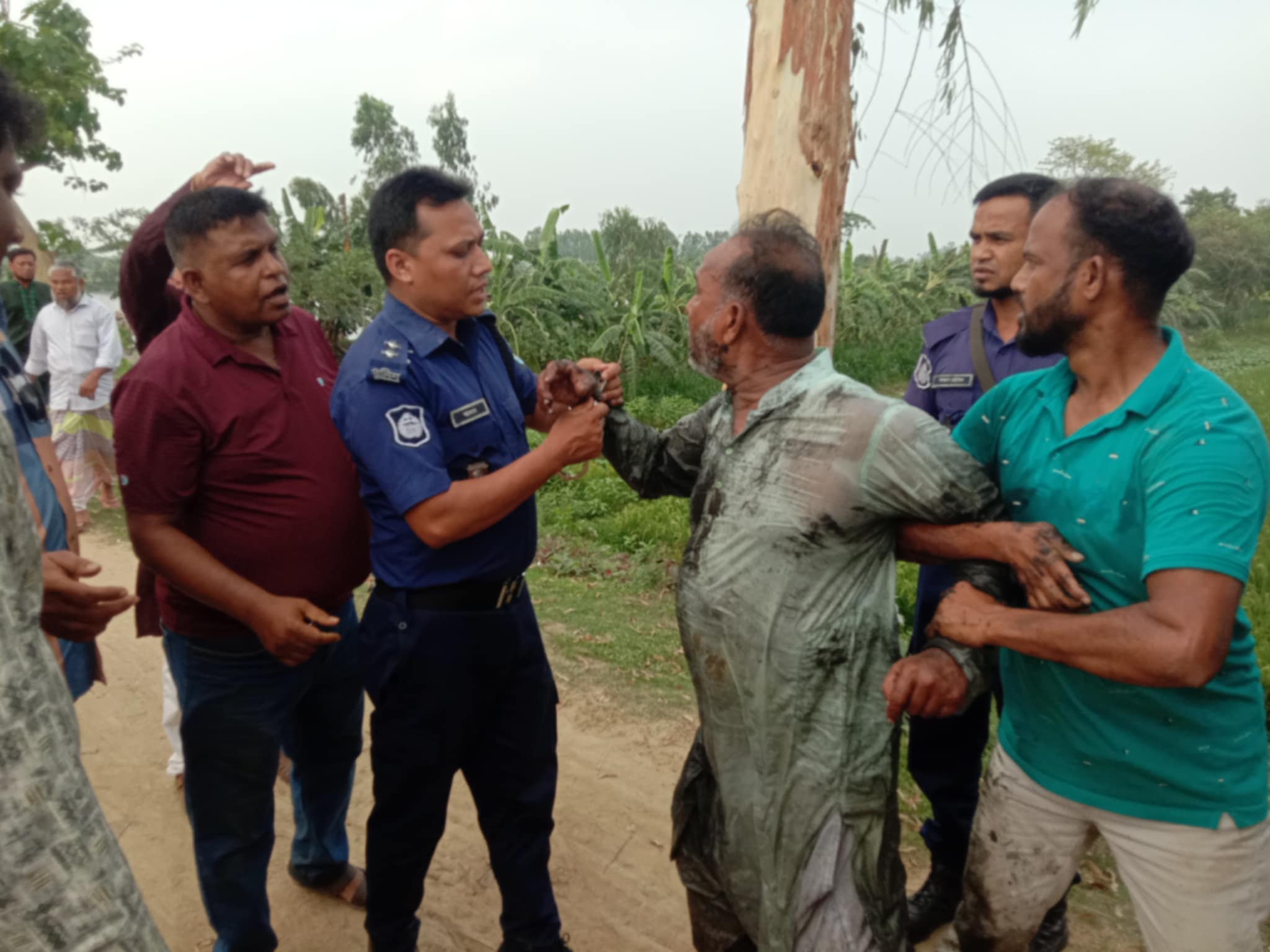 পিকনিক করতে গিয়ে পুলিশের হাতে ধরা খেলেন আওয়ামী লীগ নেতা