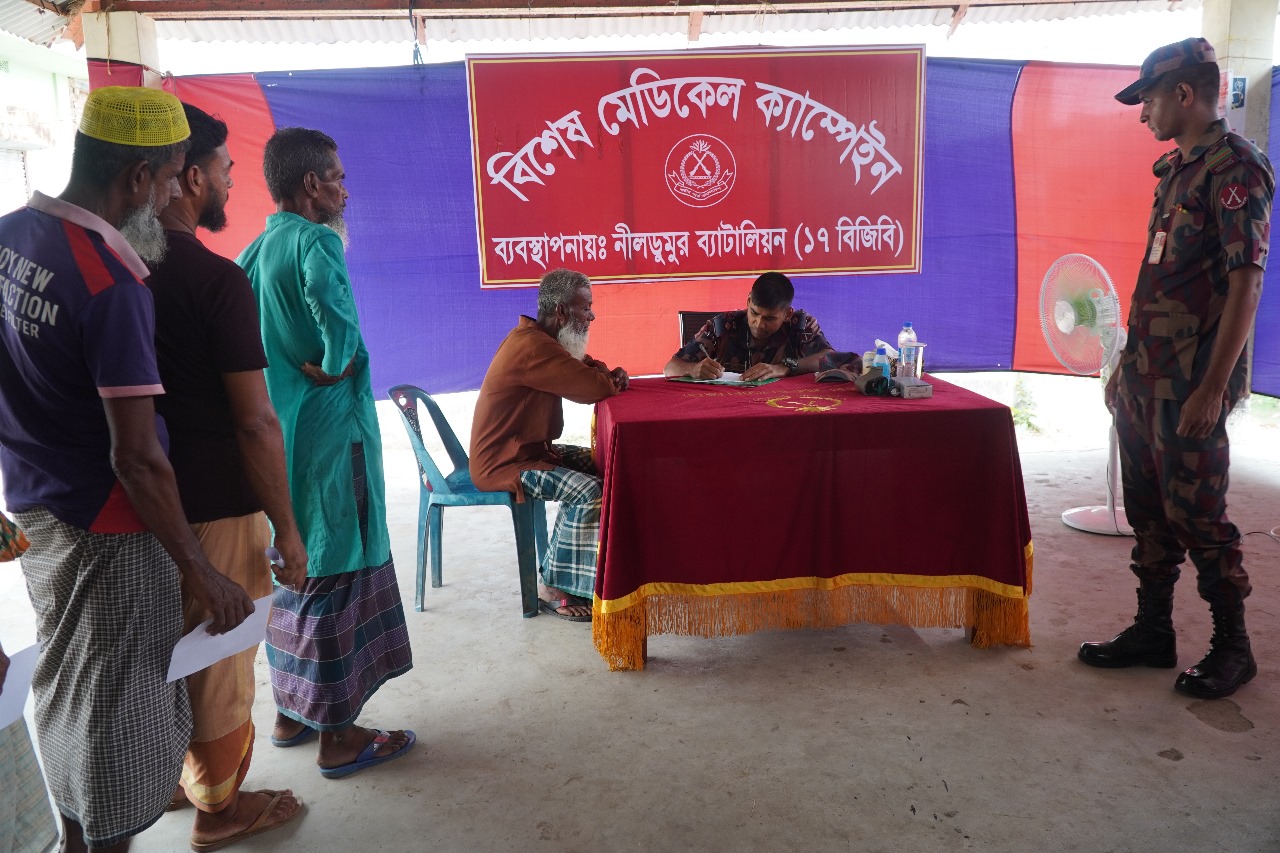 শ্যামনগর সীমান্তে ২৫১ জন প্রান্তিক জনগোষ্ঠীকে  বিজিবির বিনামূল্যে চিকিৎসাসেবা ও ওষুধ প্রদান