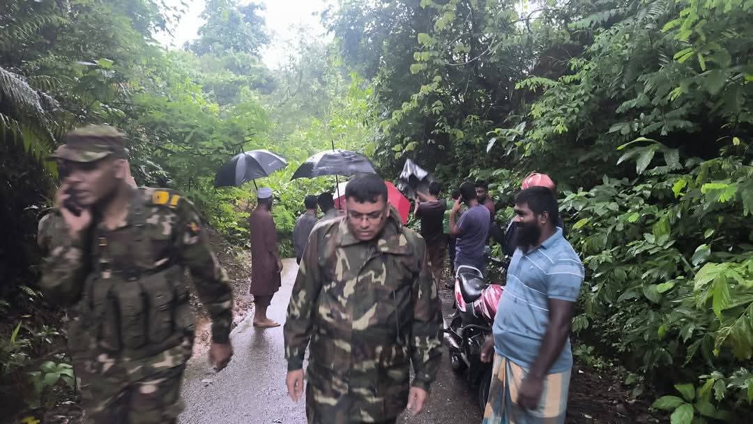 টানা বর্ষণে খাগড়াছড়ির বিভিন্ন স্থানে পাহাড় ধস, সড়ক যোগাযোগ বিচ্ছিন্ন