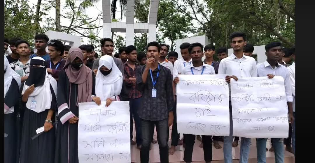 বরিশালের বাবুগঞ্জে ছাত্রদলের কমিটিকে অবাঞ্ছিত ঘোষণা করে বিক্ষোভ
