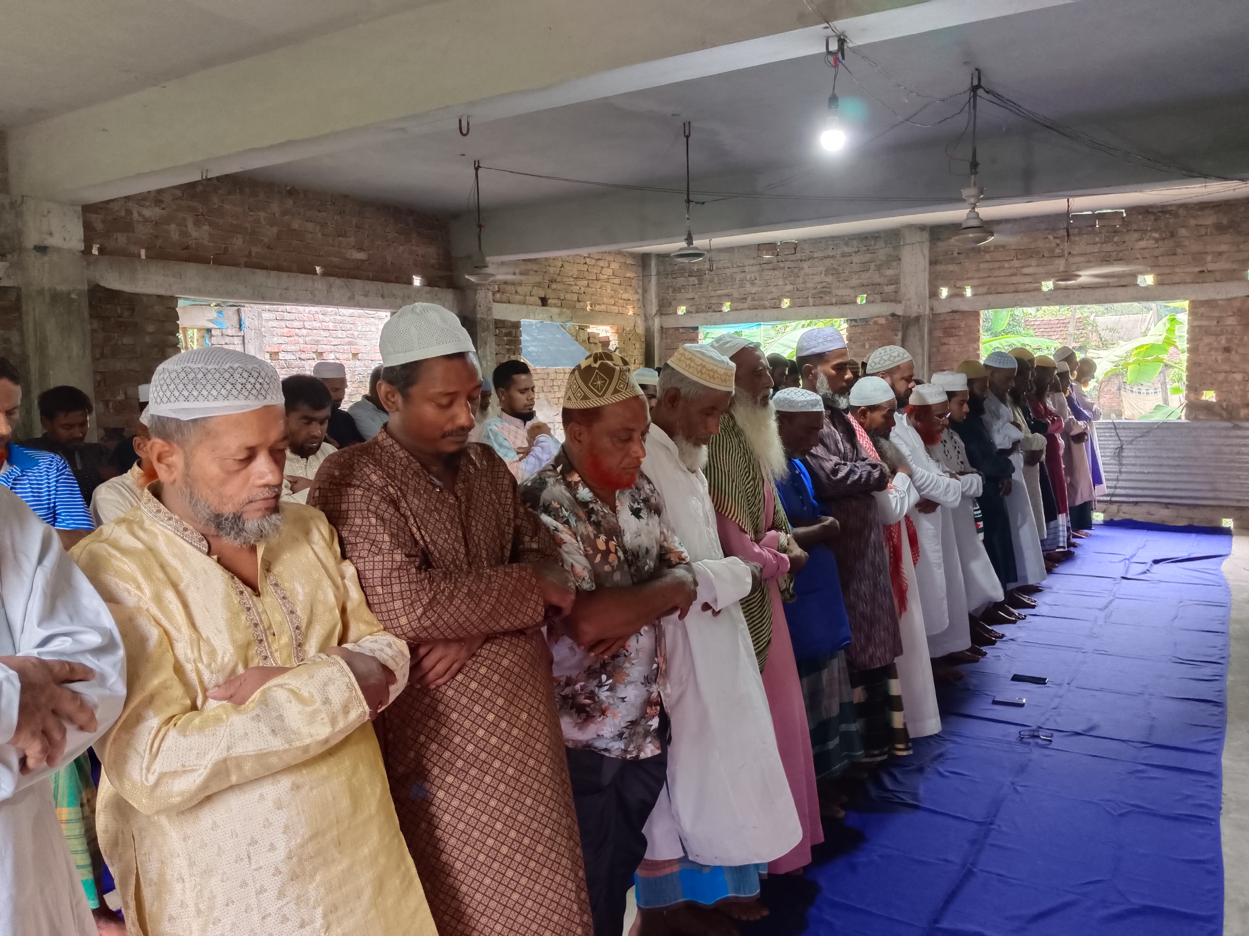 সৌদির সঙ্গে মিল রেখে বরিশাল ও সাতক্ষীরাসহ দেশের বিভিন্ন জেলায় ঈদ উদ্‌যাপন