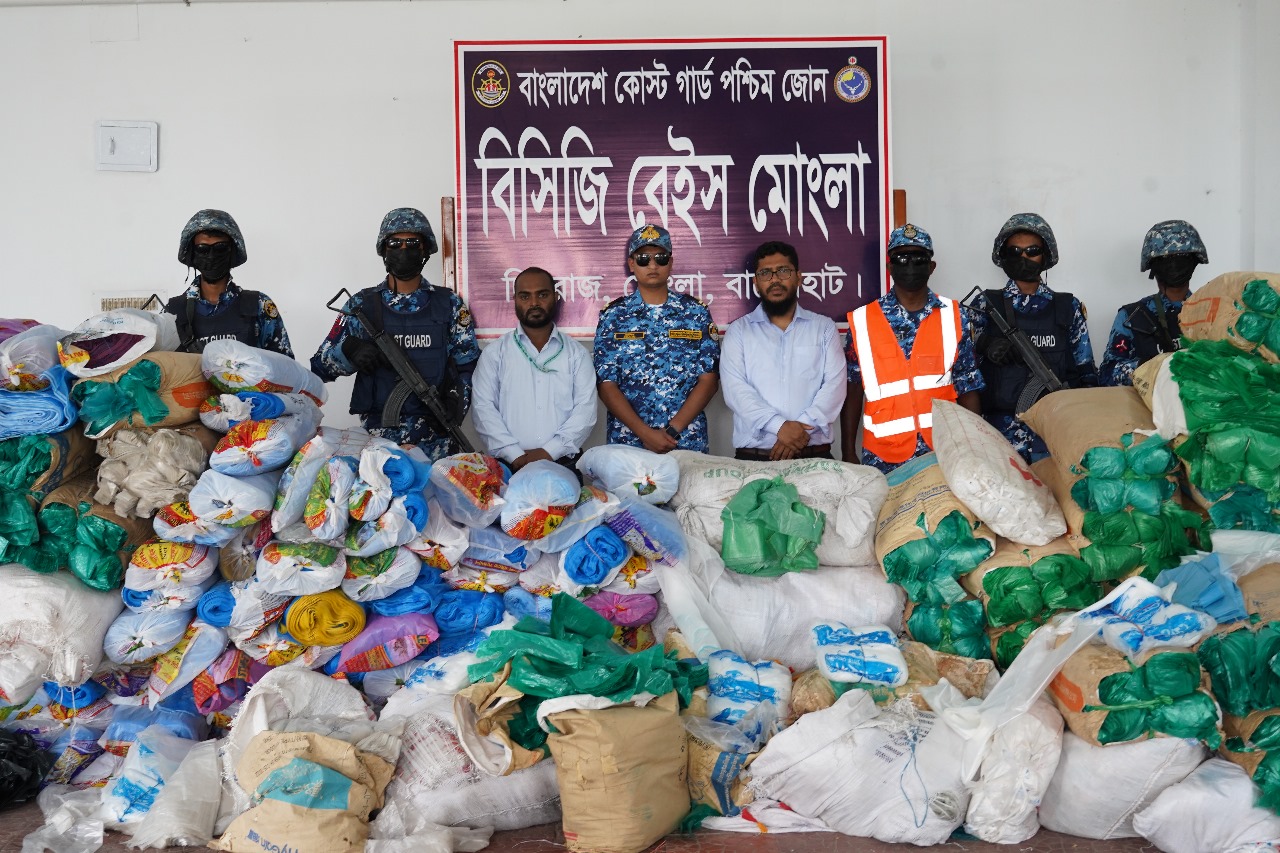 যৌথ অভিযানে ২ কোটি টাকার অবৈধ পলিথিন ও সিমফ্রাই জাল জব্দ