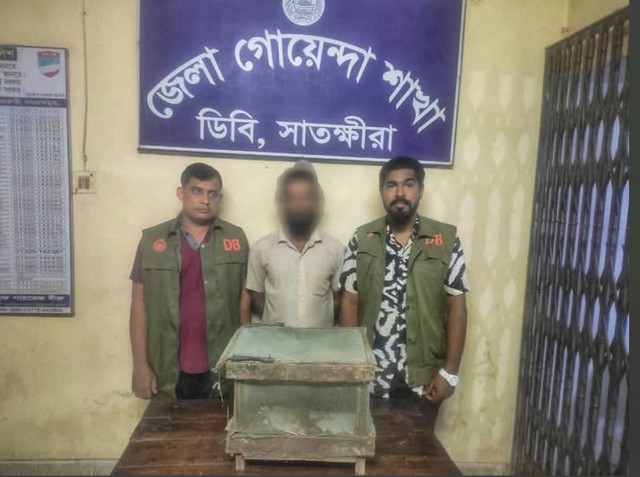 সাতক্ষীরায় ২টি তক্ষক সাপ সহ যুবক গ্রেফতার