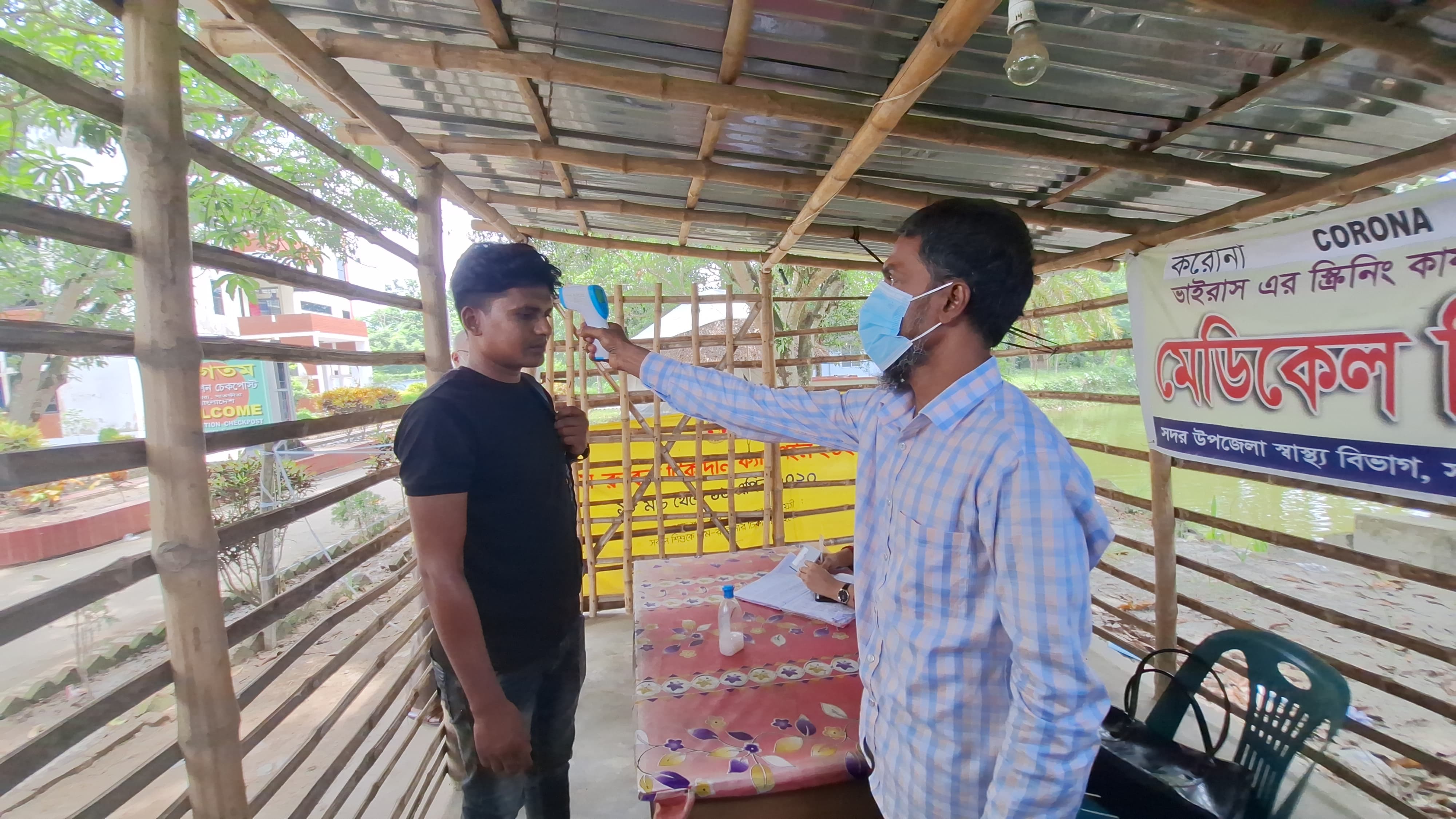 ভোমরা ইমিগ্রেশন চেকপোস্টে করোনা সংক্রমণে সতর্কতায় স্বাস্থ্য পরীক্ষা জোরদার