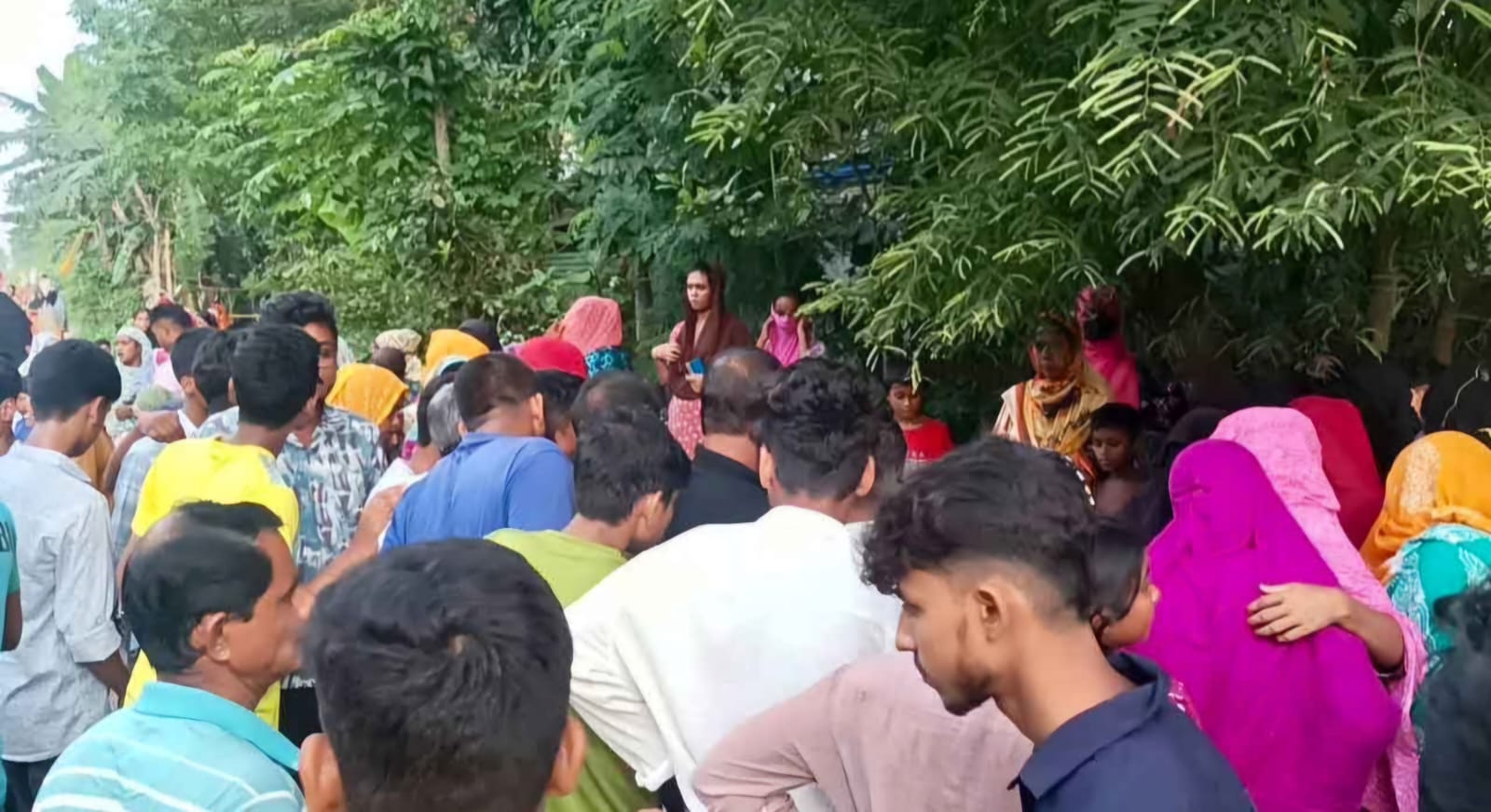 কলেজ পড়ুয়া ছেলের সঙ্গে দেখা করে ফেরার পথে ট্রেনের ধাক্কায় প্রাণ গেল বাবা-মার