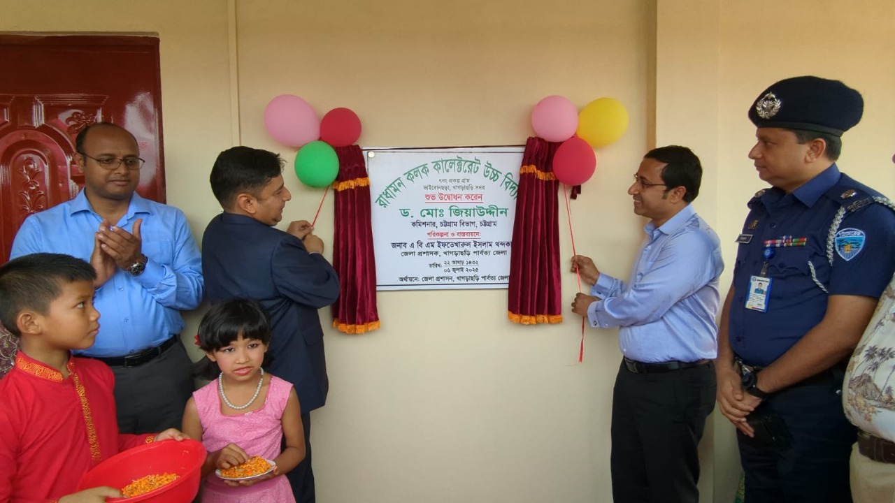 বিদ্যালয় উদ্বোধন ও দুর্যোগ মোকাবিলায় নৌযান হস্তান্তর করলেন বিভাগীয় কমিশনার ড. জিয়াউদ্দীন