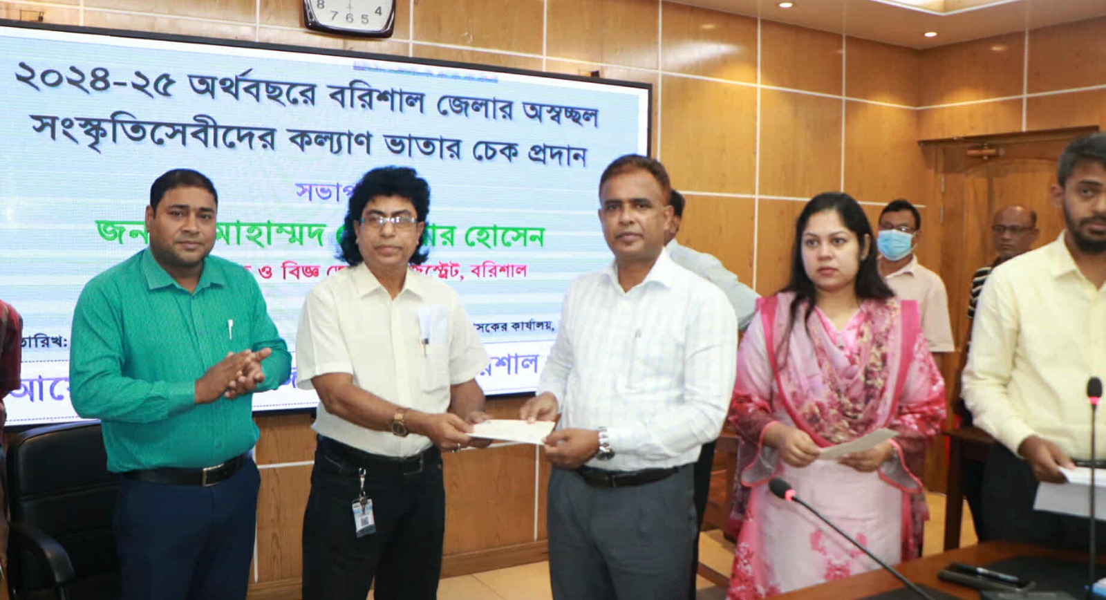 অসচ্ছল সংস্কৃতি সেবীদের ভাতা প্রদান