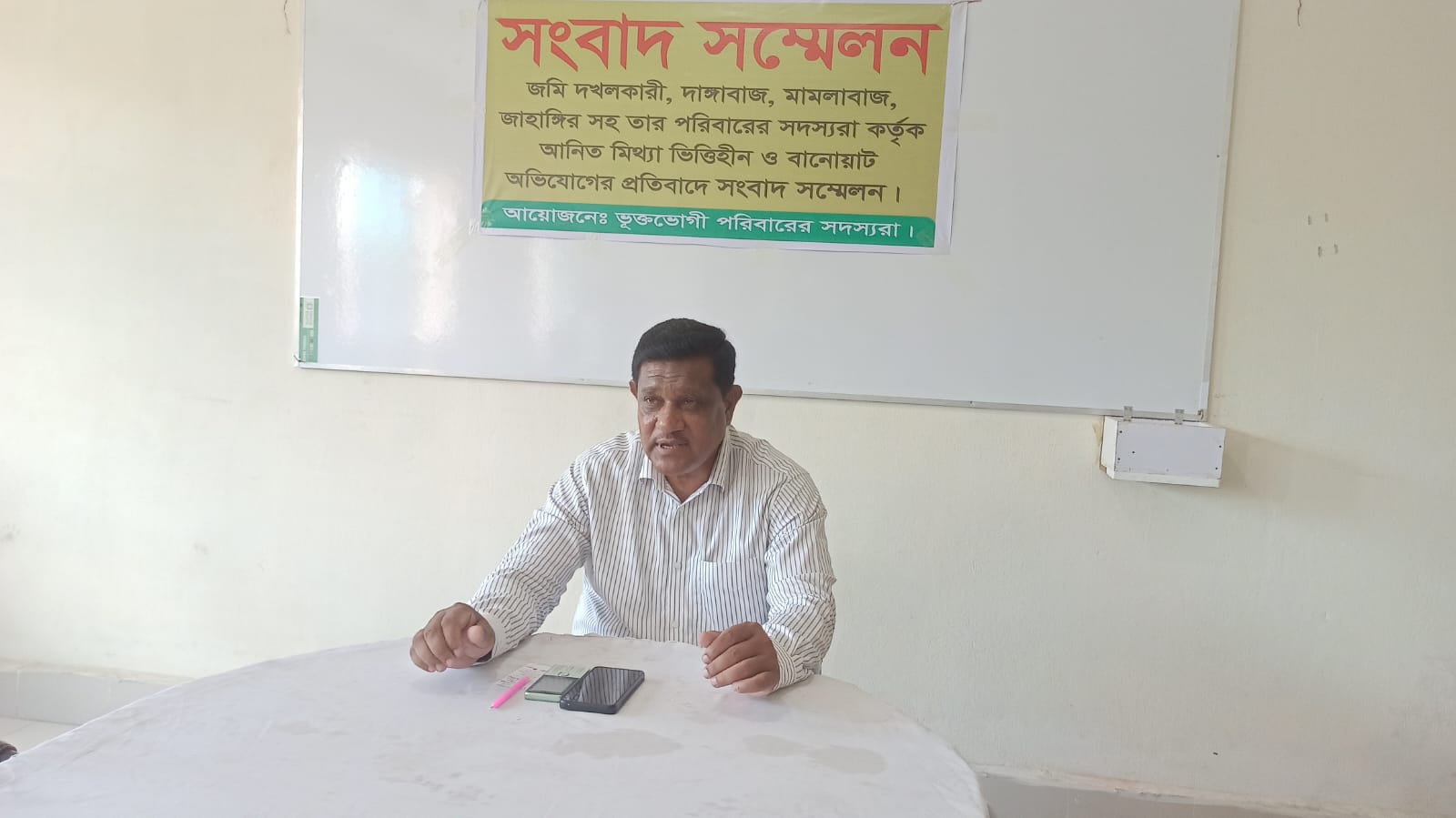 বাঙ্কার খুঁড়ে ওৎ পেতে থাকেন দূর্বৃত্তরা, পদক প্রাপ্ত চা চাষীকে হত্যার হুমকির প্রতিবাদ