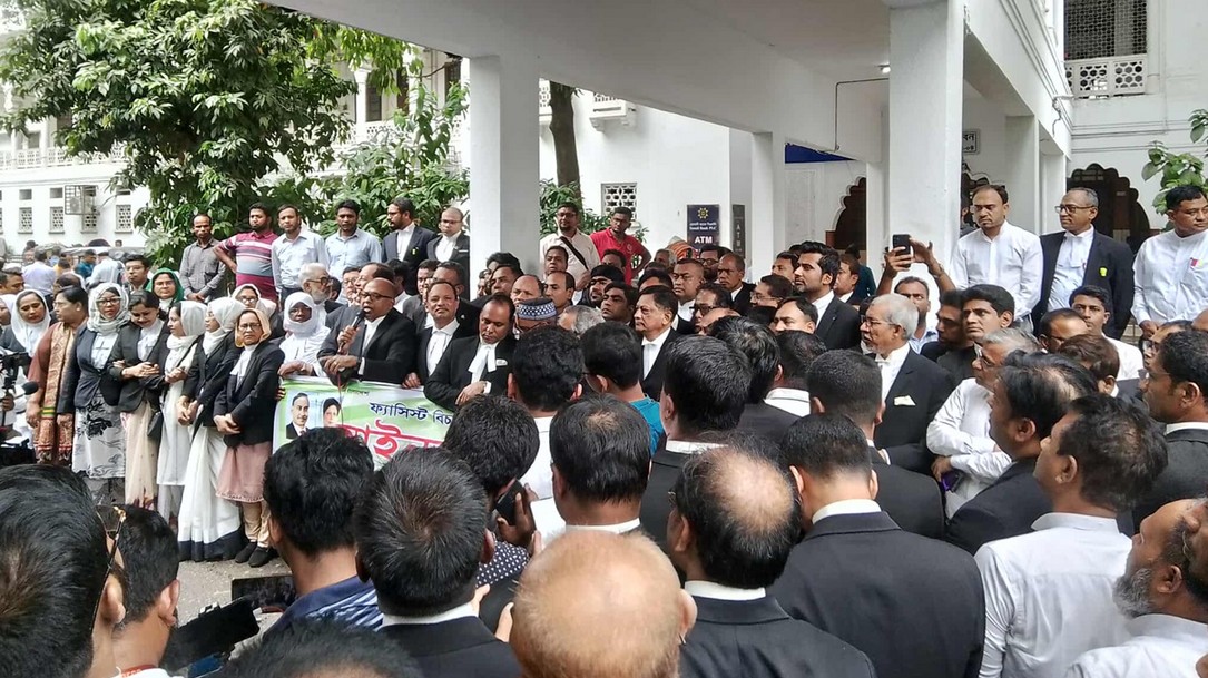 বিভাগীয় শহরগুলোতে হাইকোর্টের স্থায়ী বেঞ্চ : সাংবিধানিক জটিলতা উল্লেখ করে আইনজীবিদের প্রতিবাদ