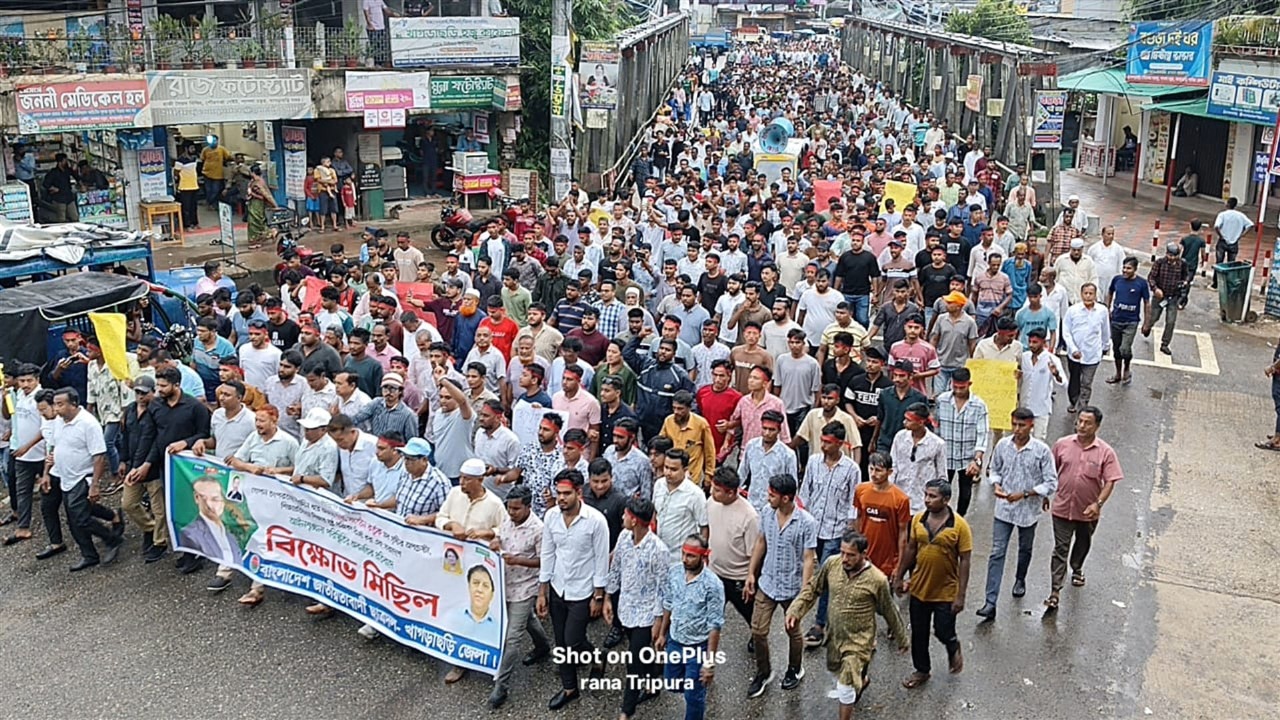 দেশবিরোধী ষড়যন্ত্রের প্রতিবাদে খাগড়াছড়িতে ছাত্রদলের বিক্ষোভ