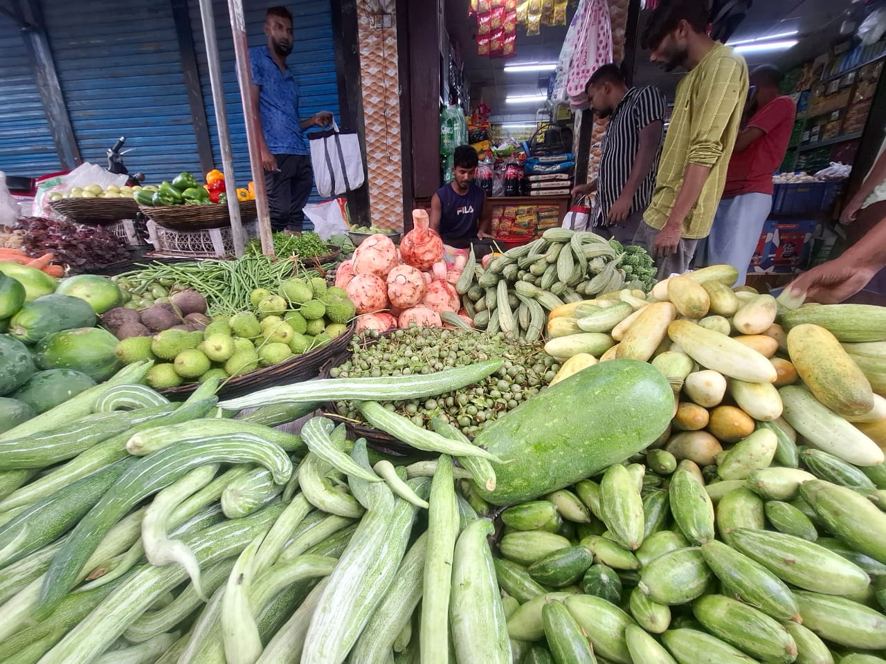টানা বৃষ্টিতে সাতক্ষীরার সবজির দাম চড়া, বিপাকে ক্রেতা