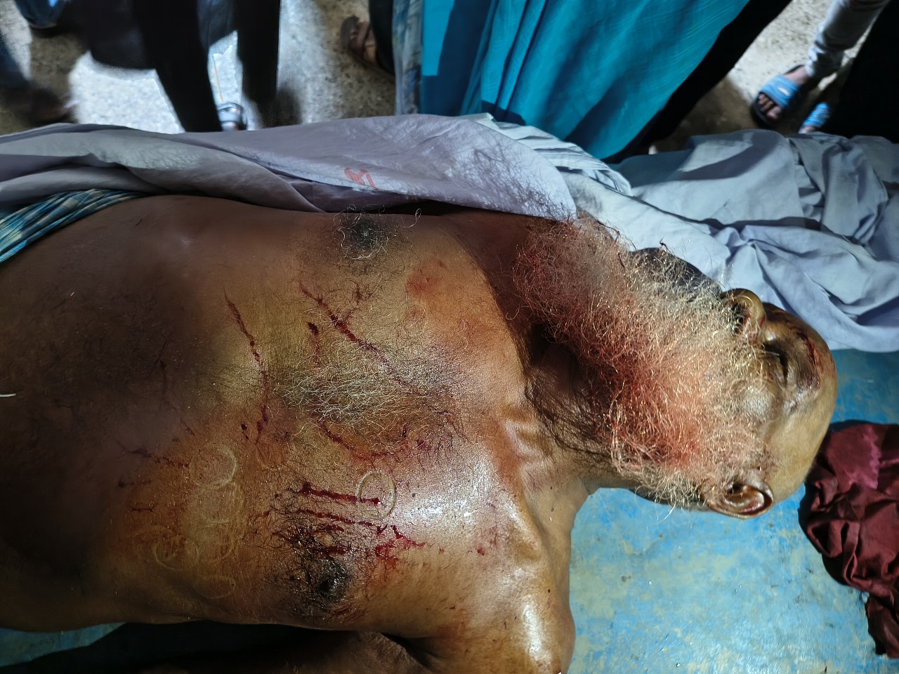 বাকেরগঞ্জে দিনেদুপুরে ঘরে ঢুকে বৃদ্ধকে কুপিয়ে হত্যা