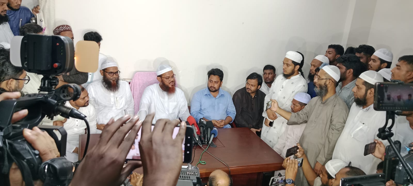 চরমোনাই দরবার শরীফে এনসিপির কেন্দ্রীয় প্রতিনিধি দল