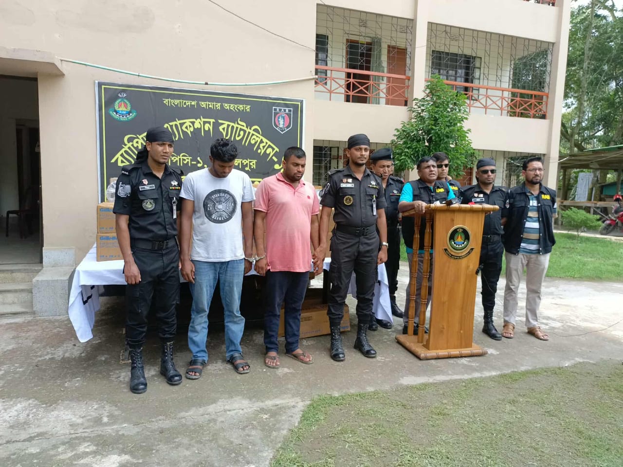 জামালপুরে অবৈধ পথে আসা প্রায় ৫ লাখ জিলেট ব্লেড উদ্ধার, গ্রেফতার ২