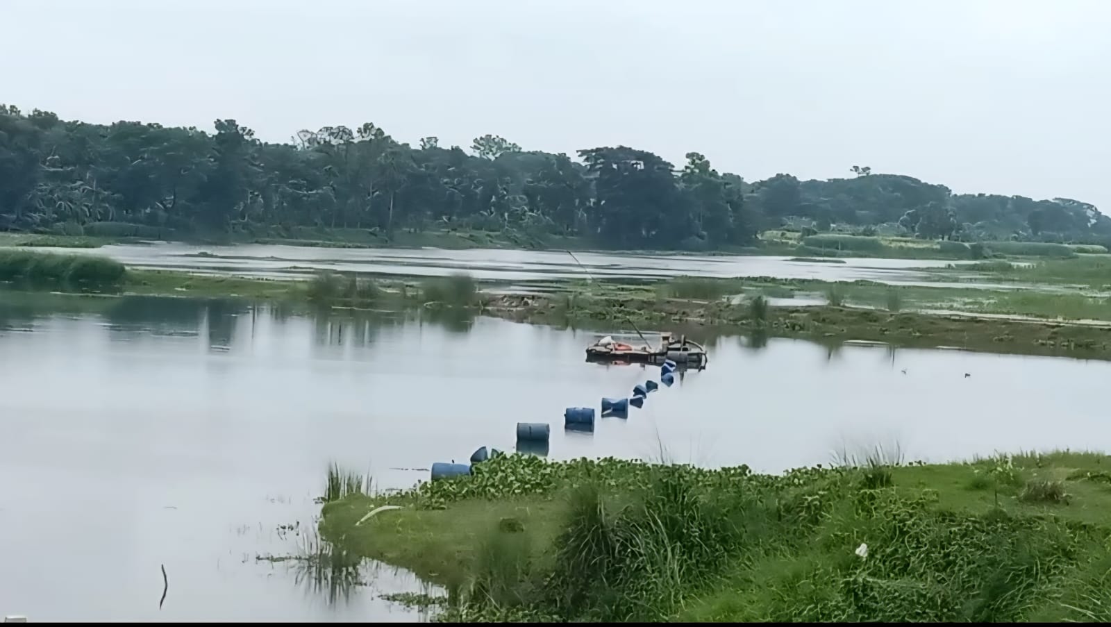 বন্ধ হচ্ছে না বহ্মপুত্র নদ থেকে বালু তোলা ,বিলীন হচ্ছে কৃষকের জমি