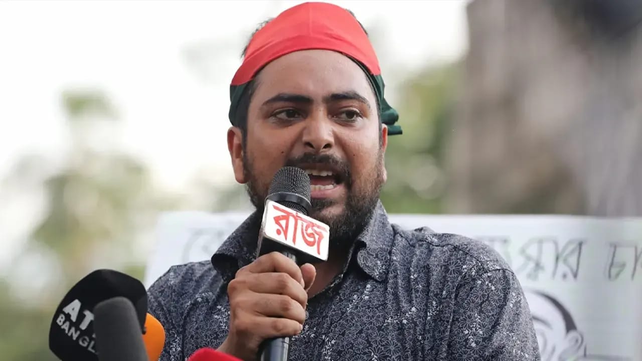 ব্লকেড সরিয়ে রাস্তার একপাশে অবস্থান নিন:  নাহিদ ইসলাম