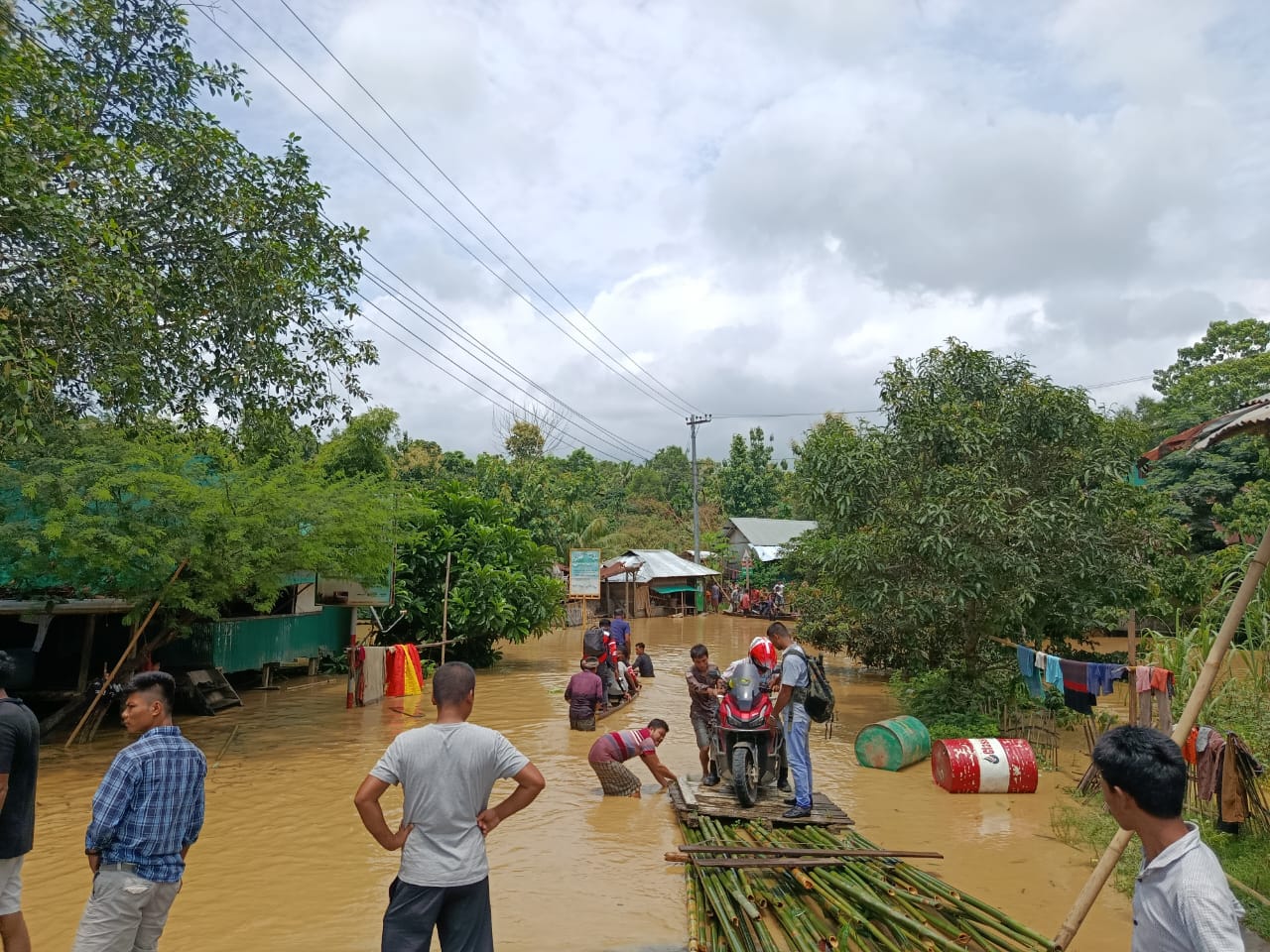 টানা ভারী বৃষ্টিতে মাচালং বাজার ব্রিজ পানির নিচে