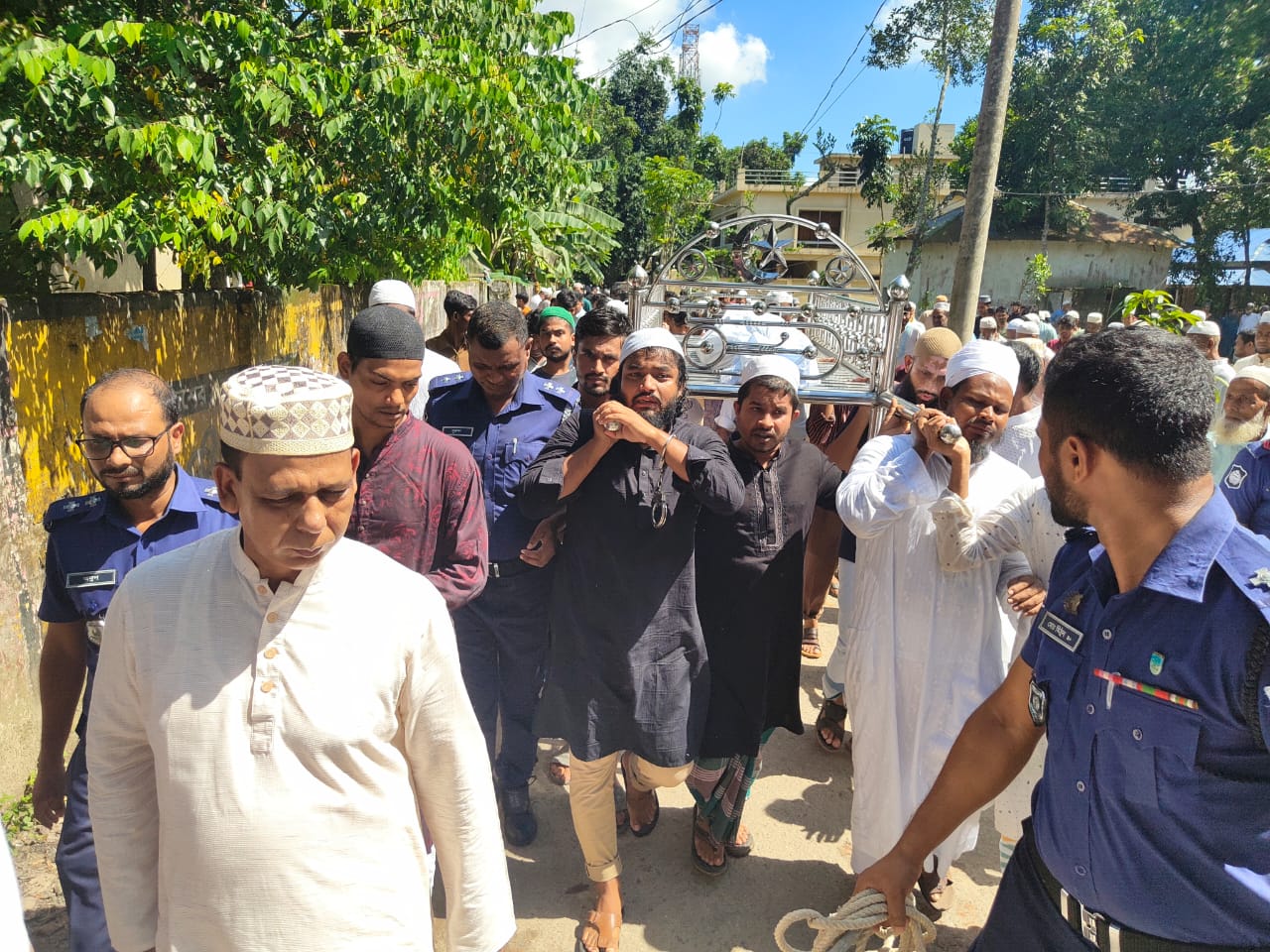 প্যারোলে মুক্তি পেয়ে বাবার জানাজায় ছাত্রলীগ নেতা ফাজায়েল