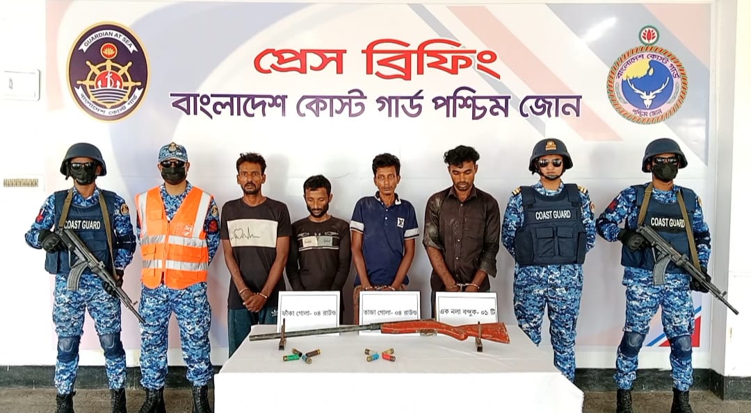 কোস্টগার্ডের অভিযানে সুন্দরবনের ৪ বনদস্যু আটক