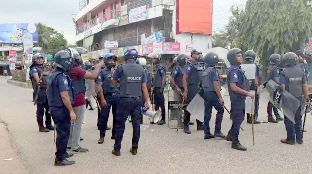 শহরে সেনাবাহিনীর নেতৃত্বে আইন-শৃঙ্খলা বাহিনী