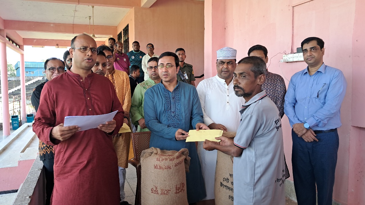 স্বনির্ভর বাজারসহ ২৭ ক্ষতিগ্রস্ত পেলেন জেলা প্রশাসনের ত্রাণ, খোঁজ নেই জেলা পরিষদের