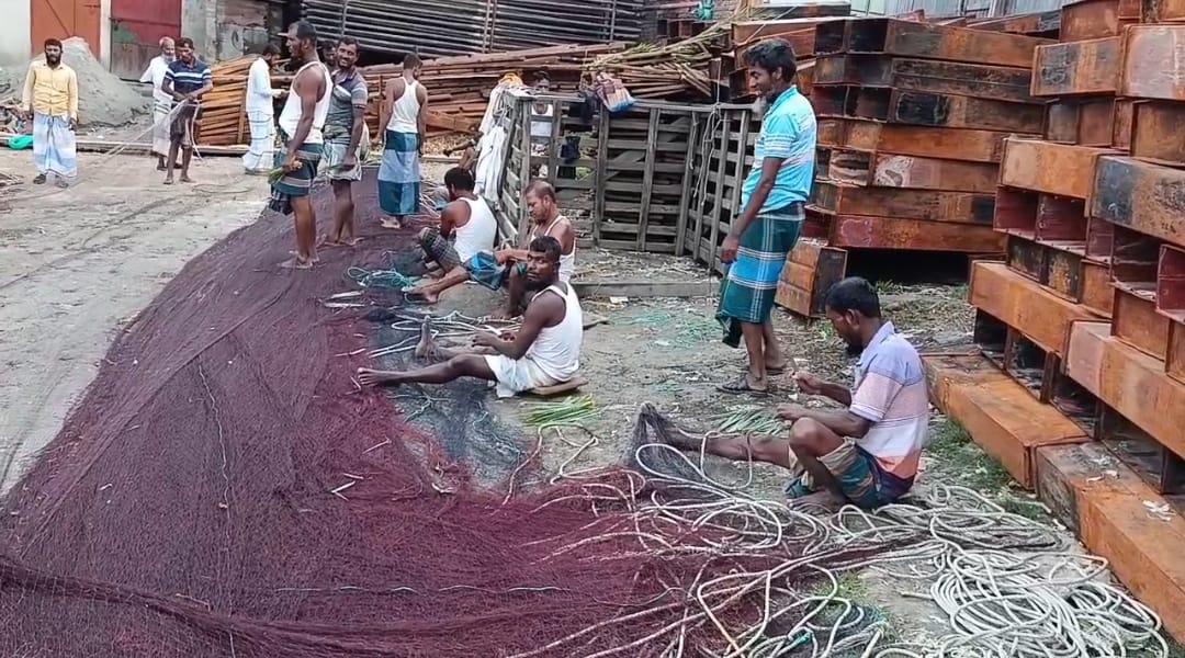 ভোলায় জেলেদের চাল বিতরণ মানে, হরি লুটের মহা উৎসব