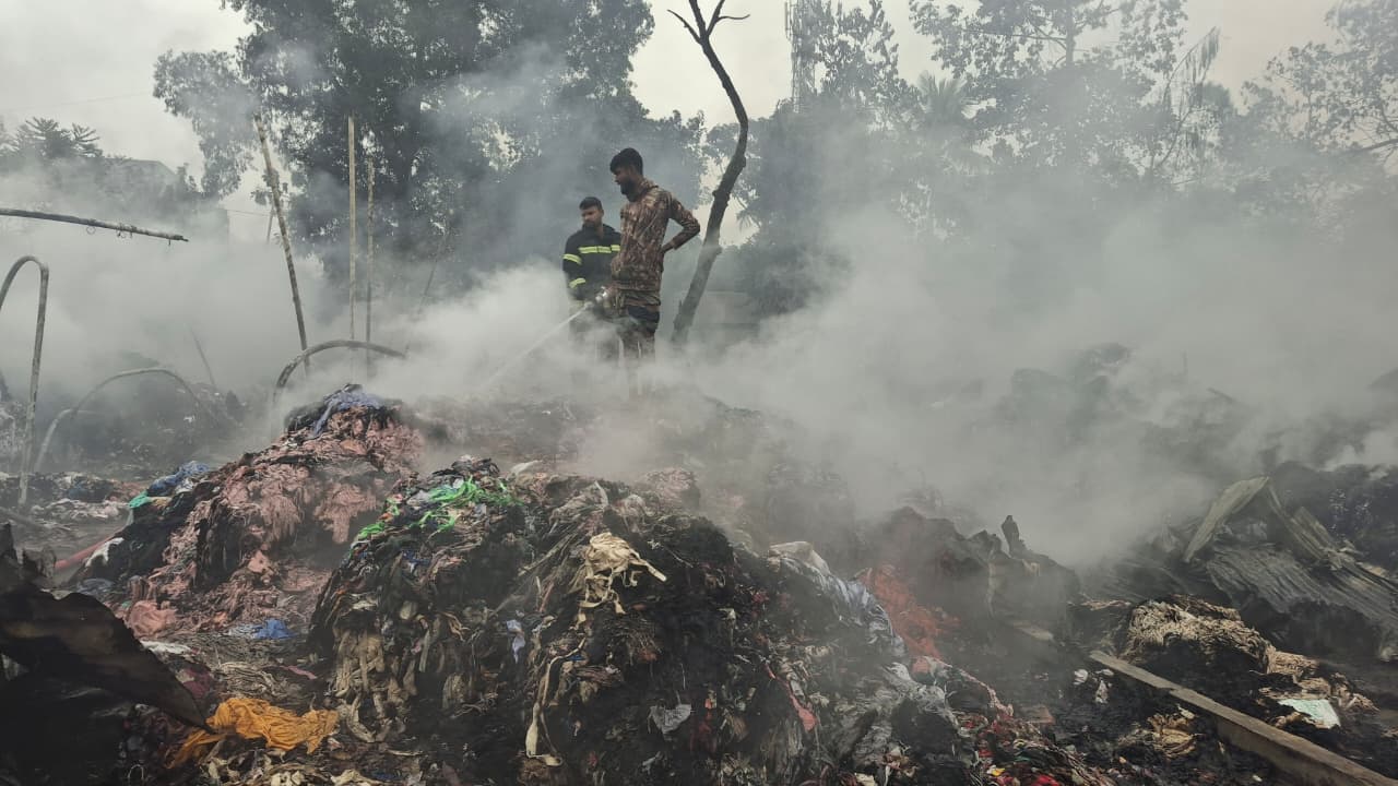 গাজীপুরের কোনাবাড়ীতে ঝুটের গোডাউনে আগুন