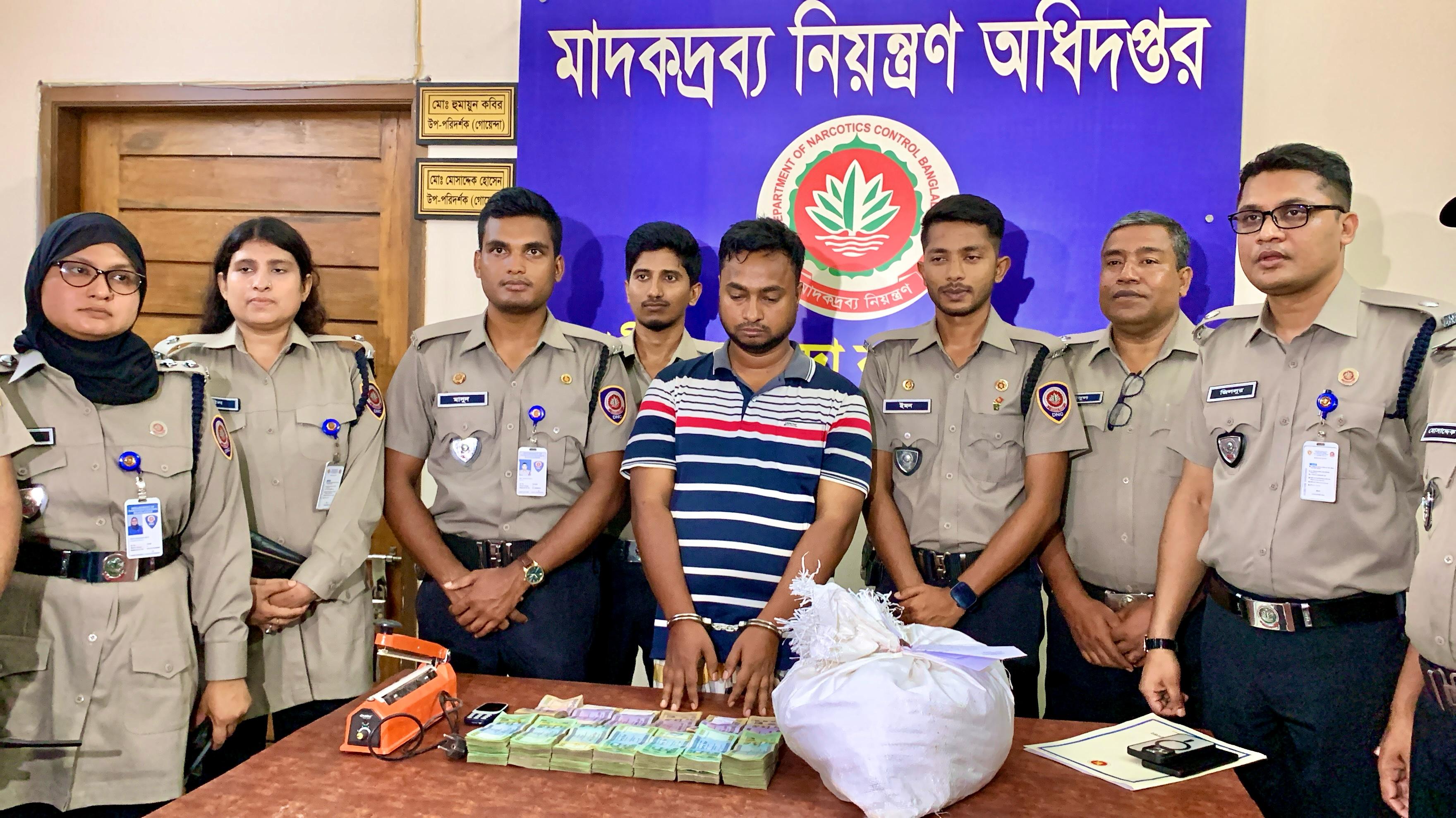 ৬ কেজি হেরোইন ও ১৩ লক্ষ টাকাসহ শীর্ষ মাদক ব্যবসায়ী তারেক গ্রেফতার