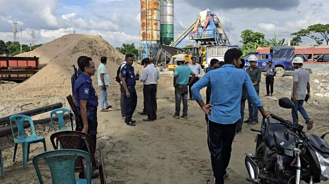 পলাশে চাঁদার দাবিতে নির্মাণাধীন সিমেন্ট কারখানায় হামলা-ভাঙচুর, আহত ৭