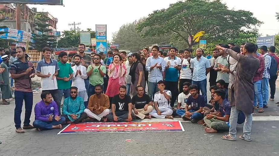 ববি উপাচার্য অপসারণের দাবিতে সড়ক অবরোধ, ভোগান্তি