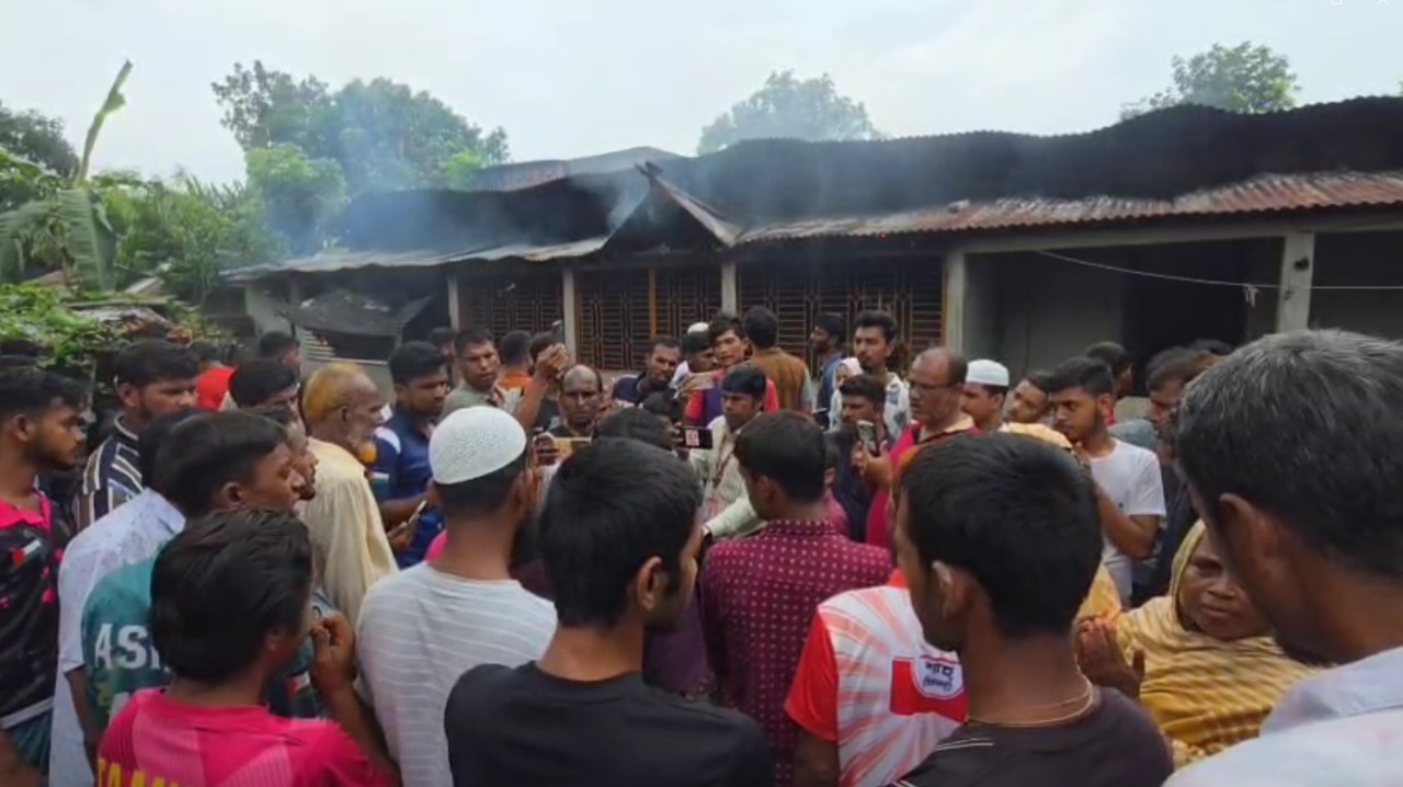 গাজীপুরে স্ত্রীকে পিটিয়ে হত্যার অভিযোগে স্বামীর বাড়িতে অগ্নিসংযোগ