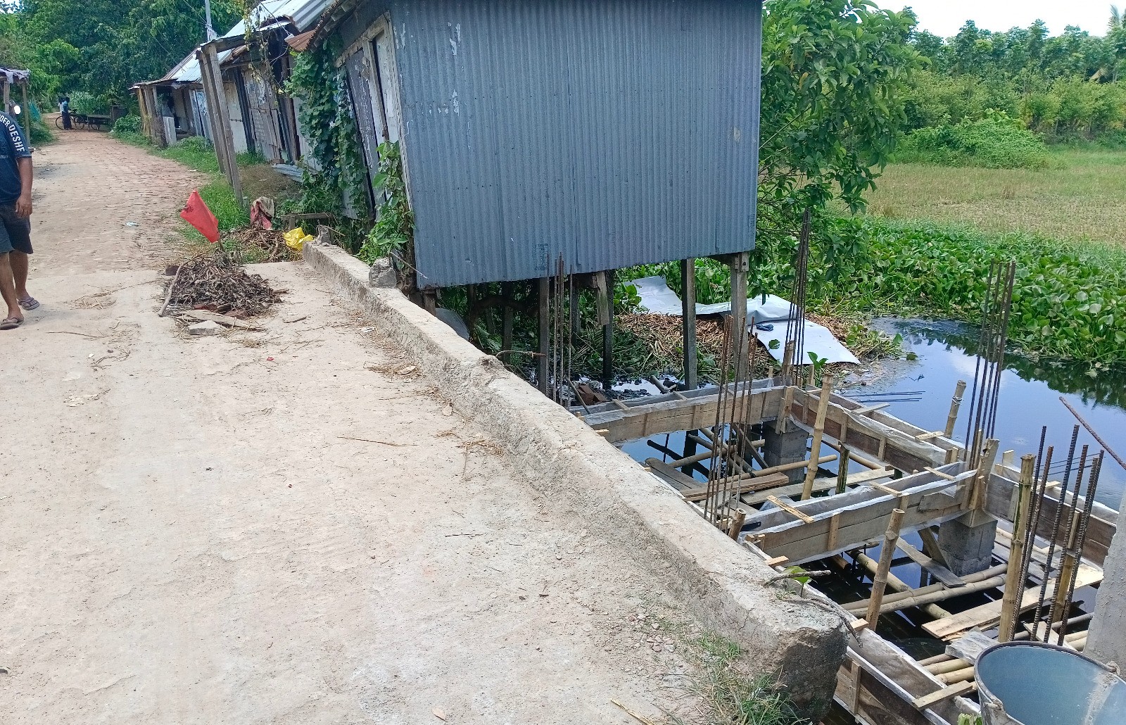 আগৈলঝাড়ায় সরকারি খাল দখল করে ভবন নির্মাণের অভিযোগ