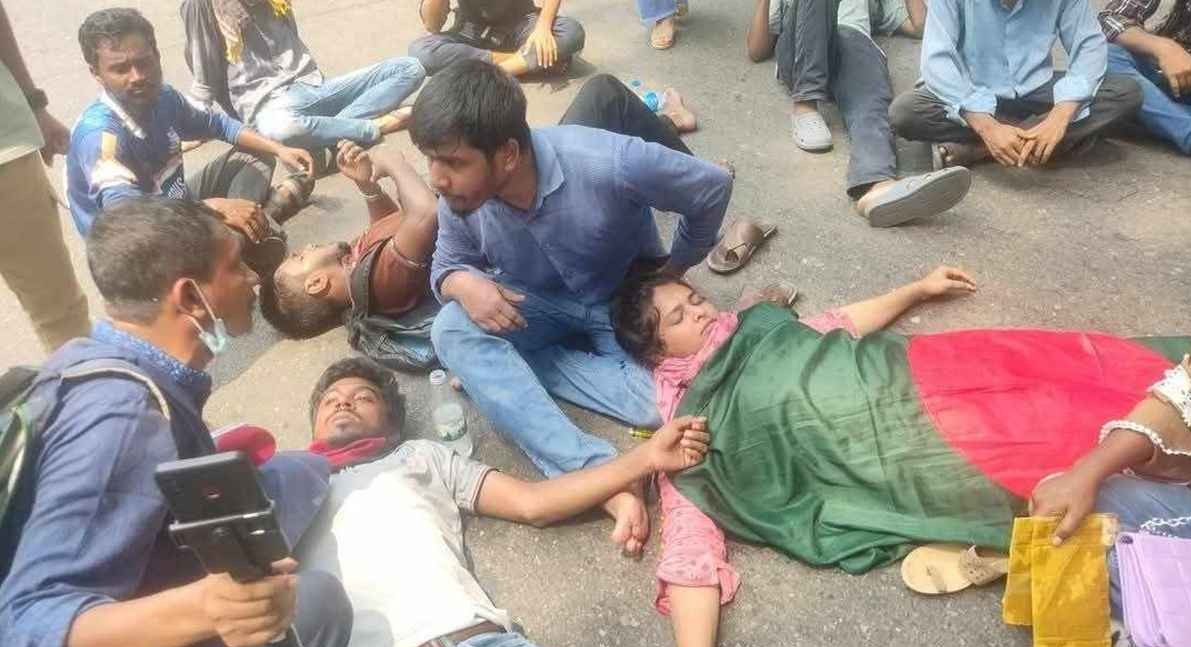 শিক্ষার্থীদের ওপর পুলিশের লাঠিচার্জ-টিয়ারশেল, আহত অর্ধশত