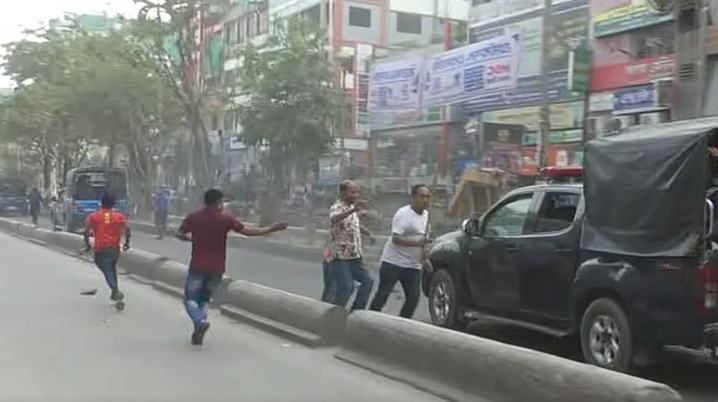 আইভীকে গ্রেফতার করে নিয়ে যাওয়ার সময় পুলিশের গাড়িতে হামলা