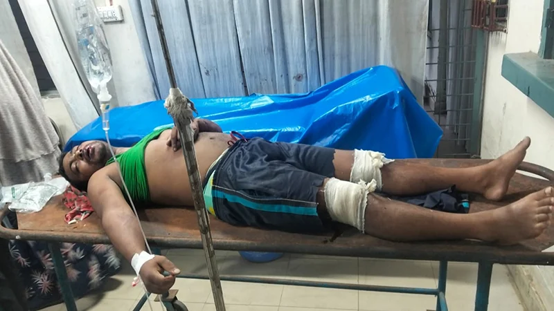 আক্কেলপুরে চলন্ত ট্রেনের ছাদ থেকে যাত্রীকে ফেলে দিলো ছিনতাইকারীরা